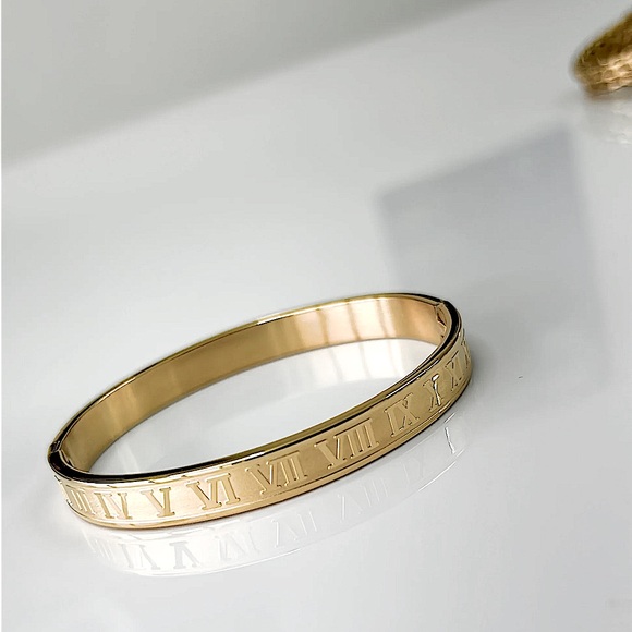 n e w | 18k gold roman numeral bangle - Picture 3 of 6